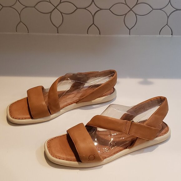 Born Rahway Leather Sandal with Cushioned footbed and straps - Picture 3 of 12